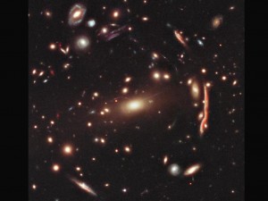 Effetto distorsivo della materia oscura fotografato dall'Hubble della NASA. CREDITI: NASA, ESA, M. Postman (STScI), and the CLASH Team