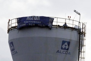 Alcoa, protesta sul silos