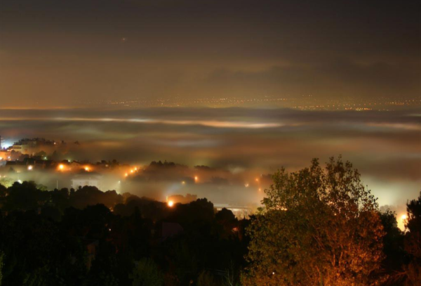 Atene coperta da un una nuvola di fumo