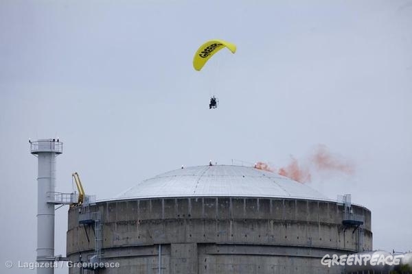 Greenpeace, attivista vola dentro centrale nuclearare francese. Crediti Foto: © Lagazeta / Greenpeace