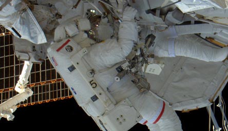 Prima passeggiata spaziale riuscita per l'equipaggio del Discovery. Crediti: NASA