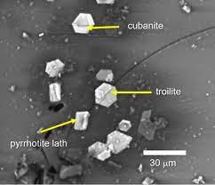 Campione al microscopio di roccia vetrosa del deserto di Atacama