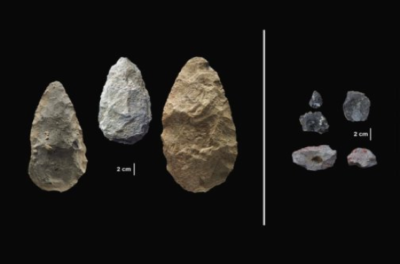 Prime prove di vita umana a Olorgesaille, Africa orientale. Strumenti per il taglio di pietre, chiamati handaxes, risalenti a 1,2 milioni di anni fa (a sinistra); strumenti più sofisticati, datati 320mila anni fa (a destra). (crediti: Human Origins Program, Smithsonian)