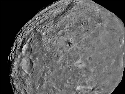 Prima foto di Vesta ad alta risoluzione. Crediti: NASA/JPL-Caltech/UCLA/MPS/DLR/IDA