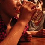 Bere alcol in giovane età aumenta il rischio di cancro al seno